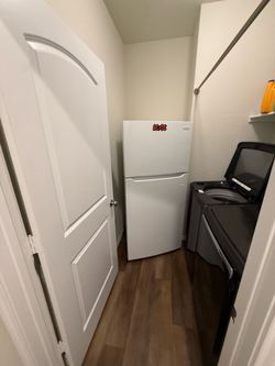 Frigidaire White Top-Freezer Refrigerator