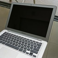 NON-FUNCTIONING 2015  MACBOOK.AIR 13-INCH (NO HARD DRIVE) POWERS ON FINE