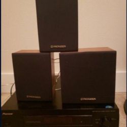 Pioneer VSX-D411 5.1 Home Theater Surround Receiver
3 pioneer book shelf speake