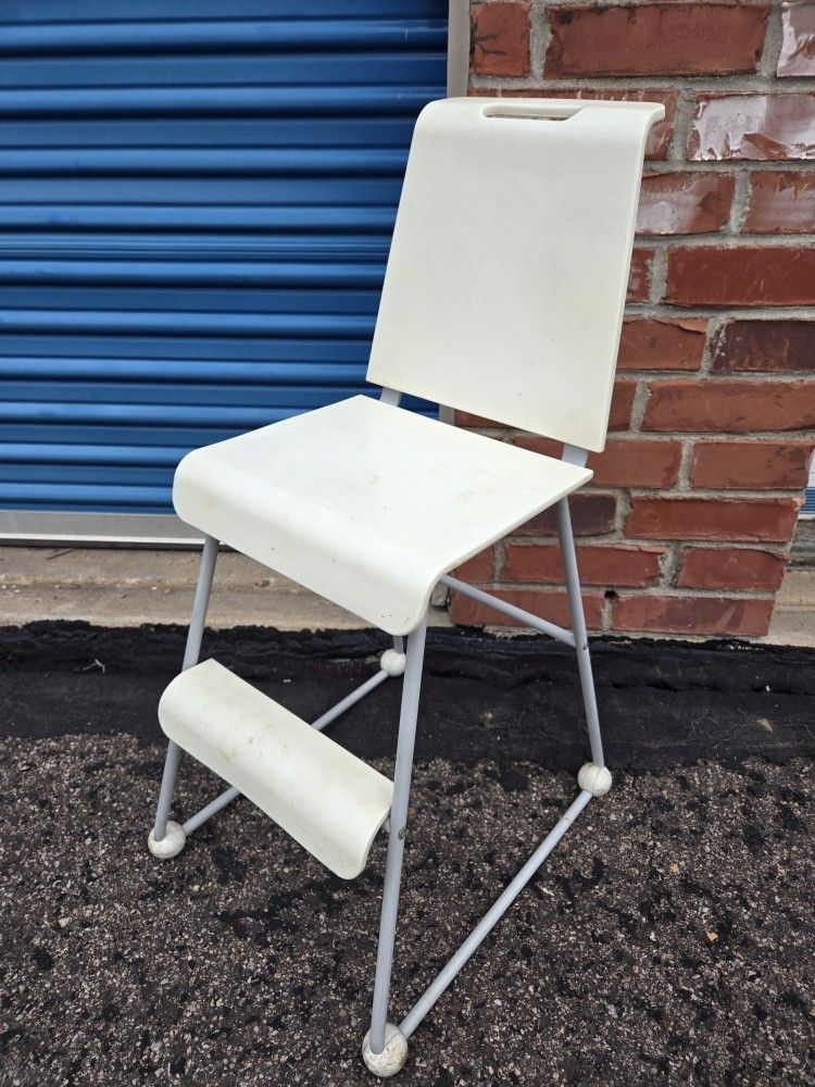 Toddler high chair booster seat great condition needs a good wipe down