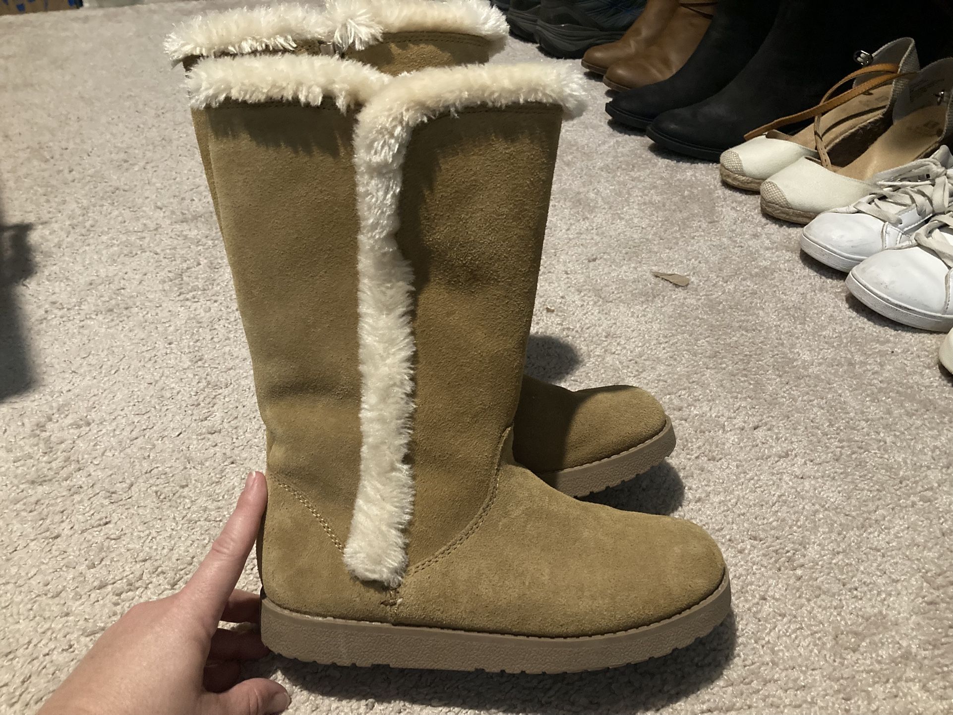 Women’s Faux Fur Boots Size 6