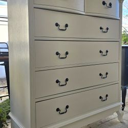 Beautiful Wood Dresser. !!