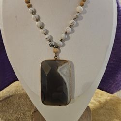 Beautiful Gray and white Agate gold tone framed Necklace with beads of white and vains of gray, and wooden beads, and gold tone spacers, on a gold ton