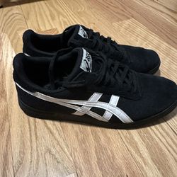 ASICS Gel-Vickka Pro (size 8)