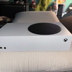 Xbox One Plus 2 Controllers
