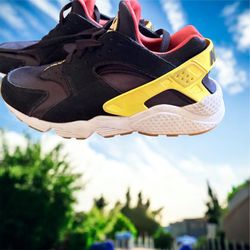 Nike Air Huarache "Go The Extra Smile" Sneakers - Women's [Size 8]
