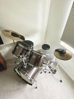 Mapex Voyager 5 Piece Drum Set With Symbols 