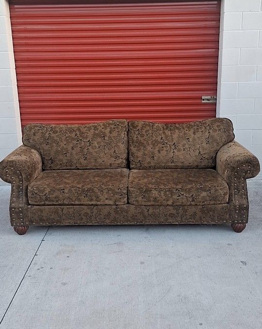Extravagant Sofa, High-Quality Fabric. Couch 