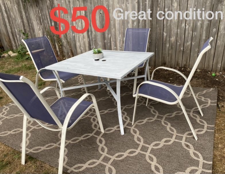 Patio Table With 4 Chairs Great Condition 