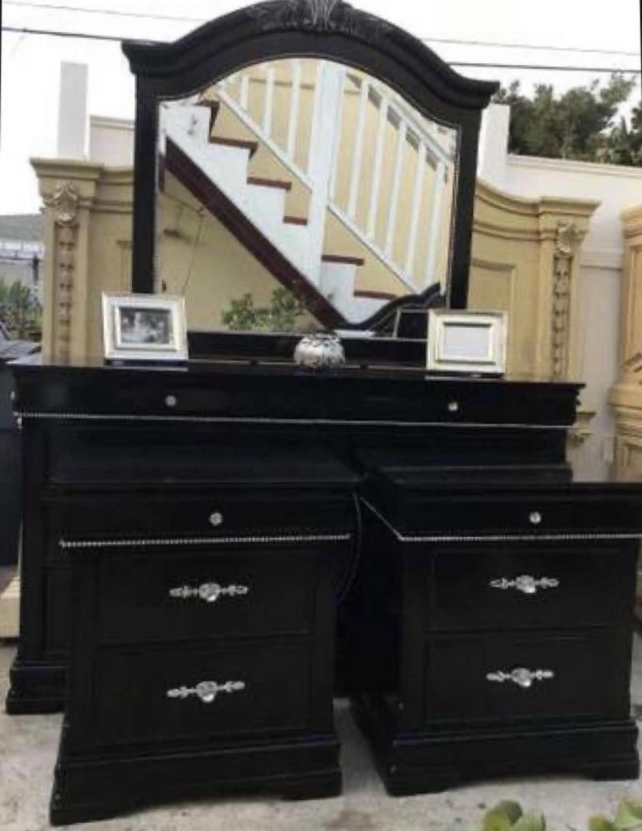 Beautiful Black Bedroom Set Is Solid Heavy Wood Including Two Dressers,Nighstands,mirror Set Has Been Refurbished!🌺