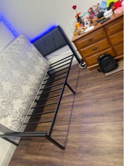 Cama personal con su colchón y dos jueguitos de sábanas