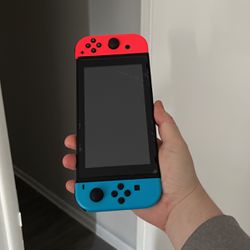 Nintendo Switch Near Mint Condition Extra Controller(no Cracked Screen That’s The Screen Protecter) Cash Only  Possible Trade 