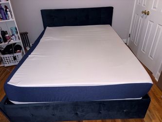 Selling a queen size dark blue velvet bed frame in good condition. This bed includes four built-in storage drawers (two on each side)  Also included i