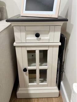 Tresanti Sloane Chairside Table with Power