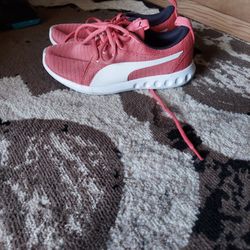 Girls Pumaa Size 4.5C. Like New