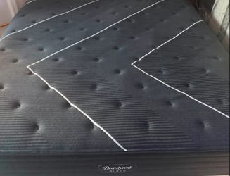 Like new beautiful beautyrest black king size mattress and boxsprings.