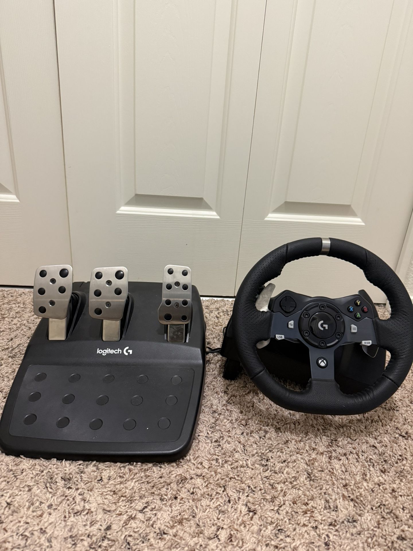 Logitech G920 Sim Racing Wheel for xbox/pc