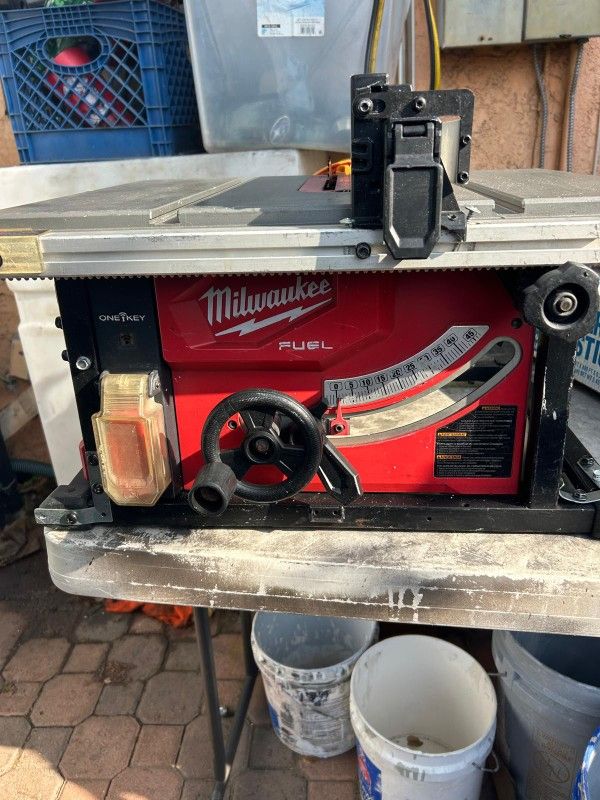 CORTADORA D  MESA ES D 🔋  MILWAUKEE  OJO 👁  NO PILA  EN MUYBUENAS CONDICIONES 