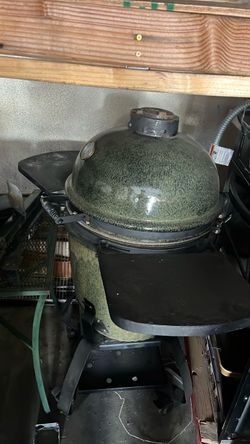 Big Green Egg Ceramic Kamado Grill and smoker