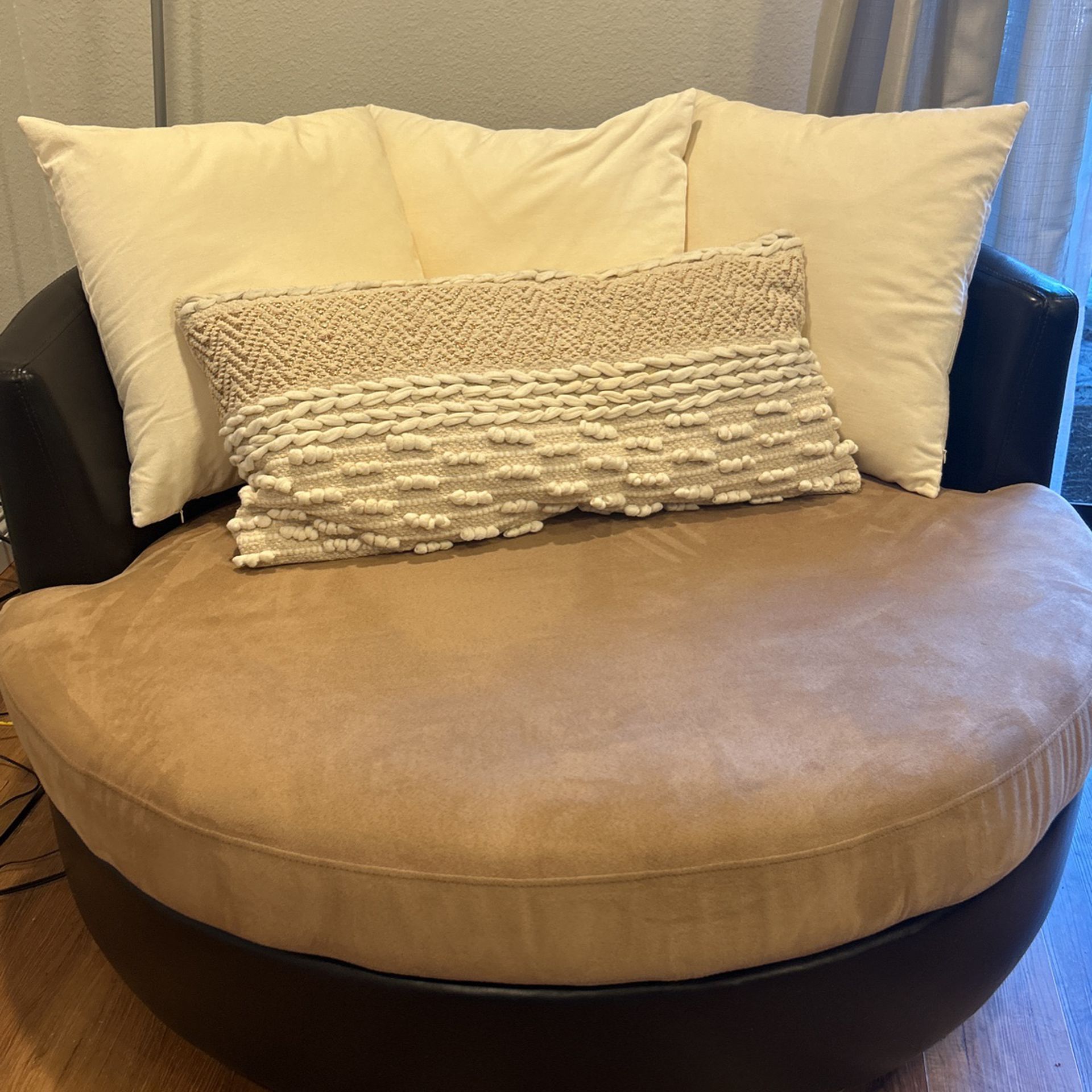 Swivel Chair with Pillows