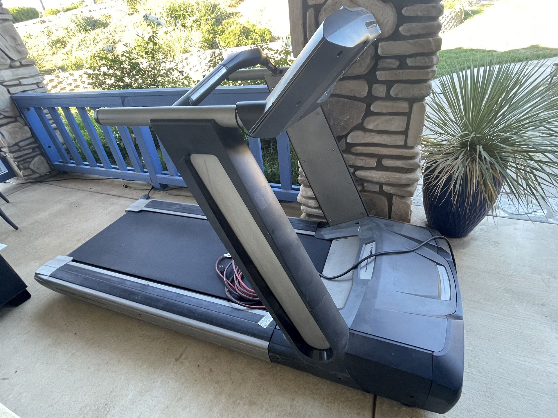Nautilus commercial Treadmill T914