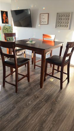 BARSTOOLS HIGH DINING TABLE WITH FOUR ADDITIONAL BENCHES ALL IN GREAT CONDITION