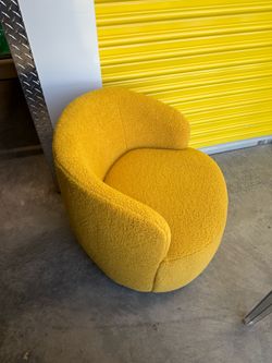 Swivel accent chair