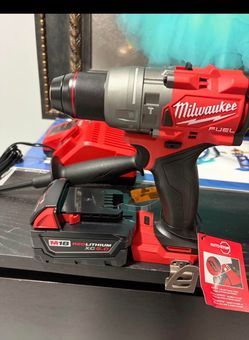 Milwaukee 18v hammer drill bateria 5.0 y cargador nuevos
