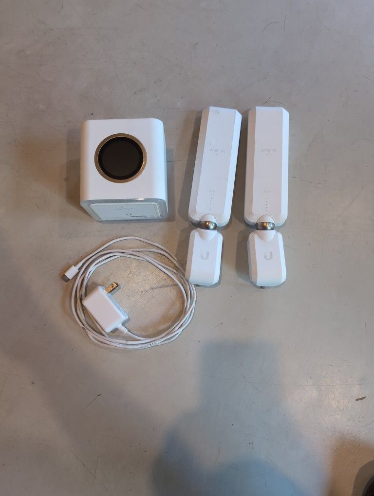 Amplifi HD Wifi router + 2 Mesh points
