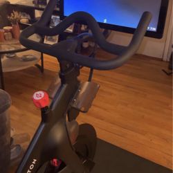 Peloton Bike + Accessories – Excellent Condition – Ready to Ride! 🚴‍♀️