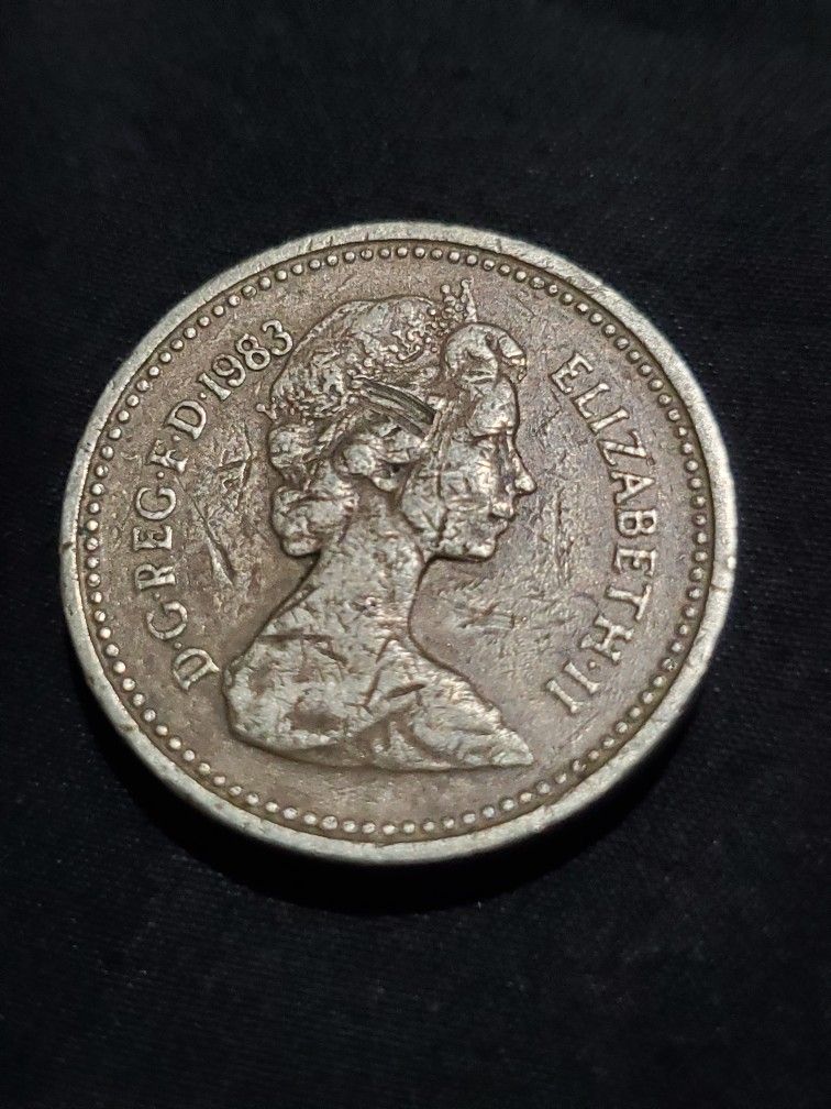 1983 Queen Elizabeth II One Pound Coin Error "Decus Et Tutamen" Upside Down Printing Of Lettering On Side