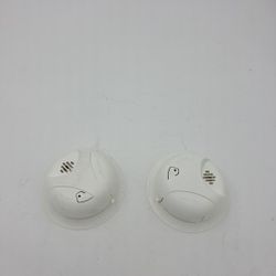 First Alert SA303 2 Pack Smoke Alarm 9 VDC Battery Powered- USED w/ Base