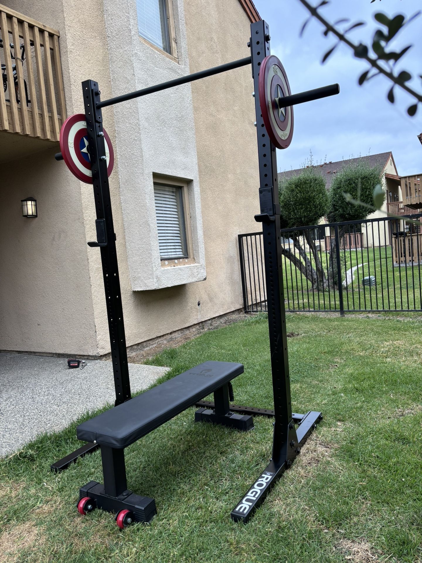 ROGUE SML-2C SQUAT RACK WITH STORAGE PEGS AND TITAN FLAT WEIGHTS BENCH Prices Listed At The Bottom Under Description 👇👇👇👇