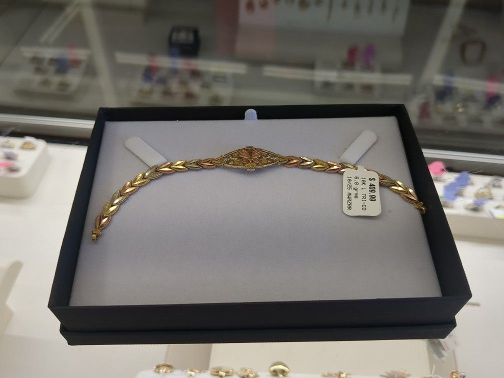 10k Gold Breaclte 6.8 Gram Layway Available 10% Down If You Interested Please Make Sure You Ask For Maribel Thank You 