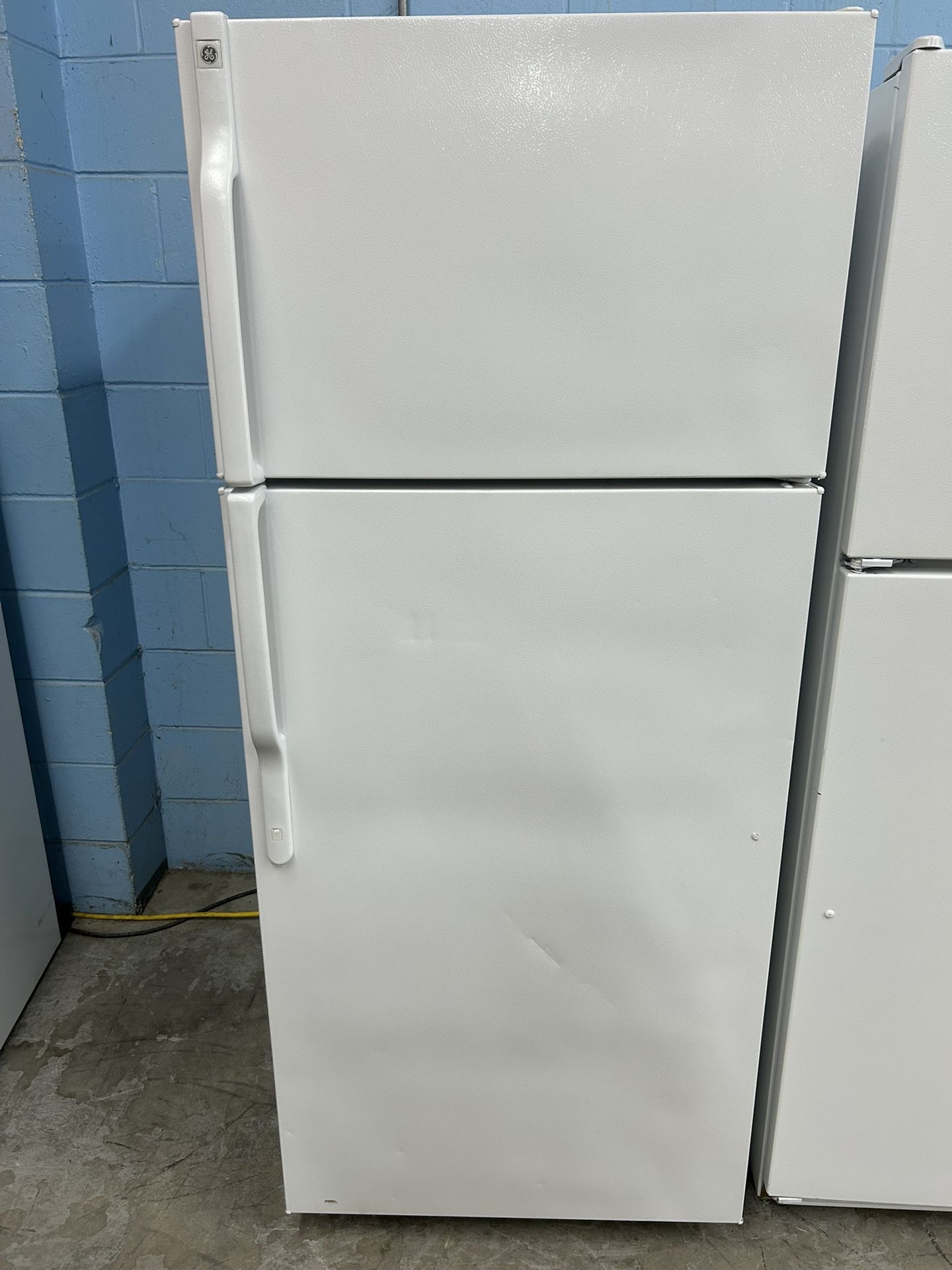 28” Wide 18 Cubic Foot Refrigerator