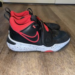 Boy Nikes Size 5!