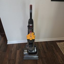 Dyson DC33 Upright Vacuum Cleaner Carpet and Floor Great Suction Power