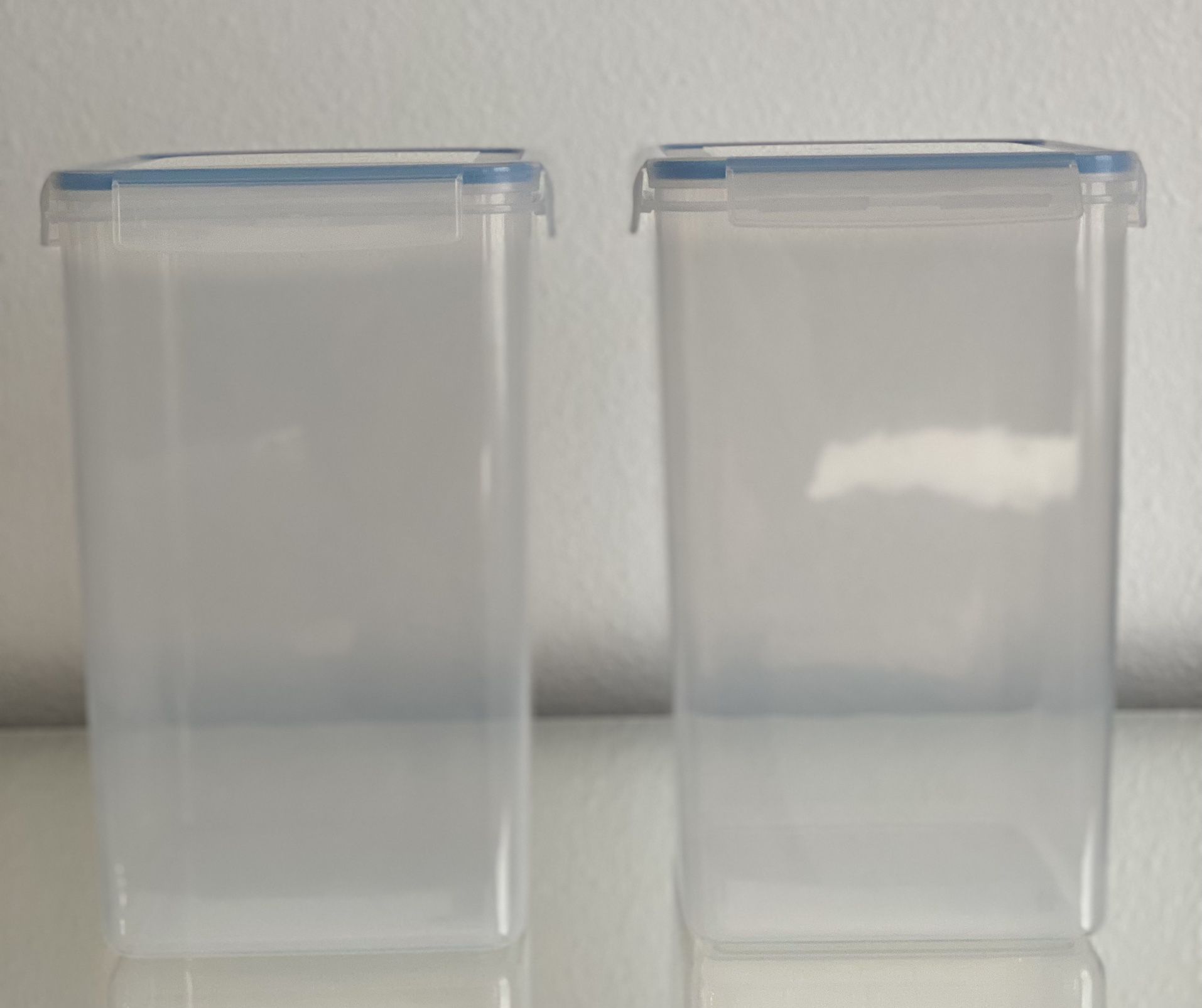 2 STORAGE CONTAINERS WITH LIDS