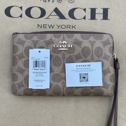 Coach Large Corner Zip Wristlet, New/Cartera Grande Nueva