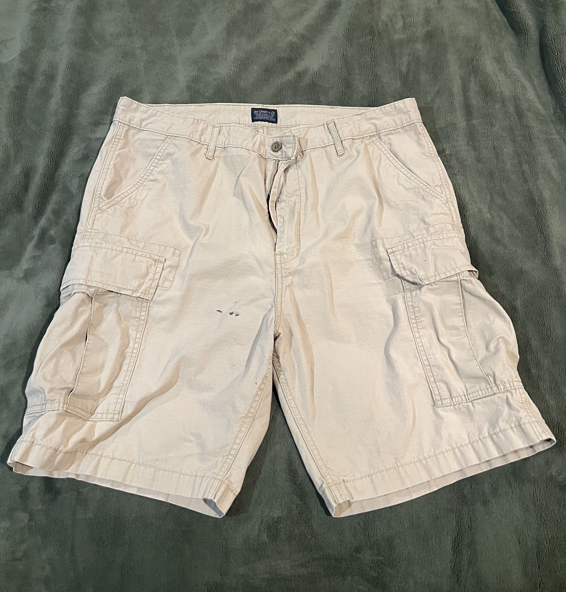 Men’s Levi’s Beige Cargo Shorts Size 38