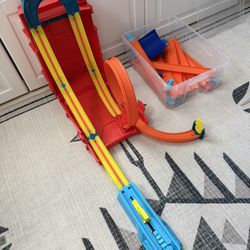 Hot Wheels Fuel Can Track Builder Unlimited Playset Stunt Box with extra tracks 