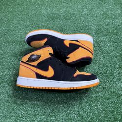 Jordan 1 Mid Vivid Orange