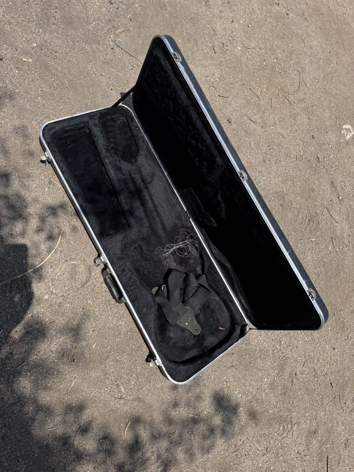 Poor shape , bad shape guitar case