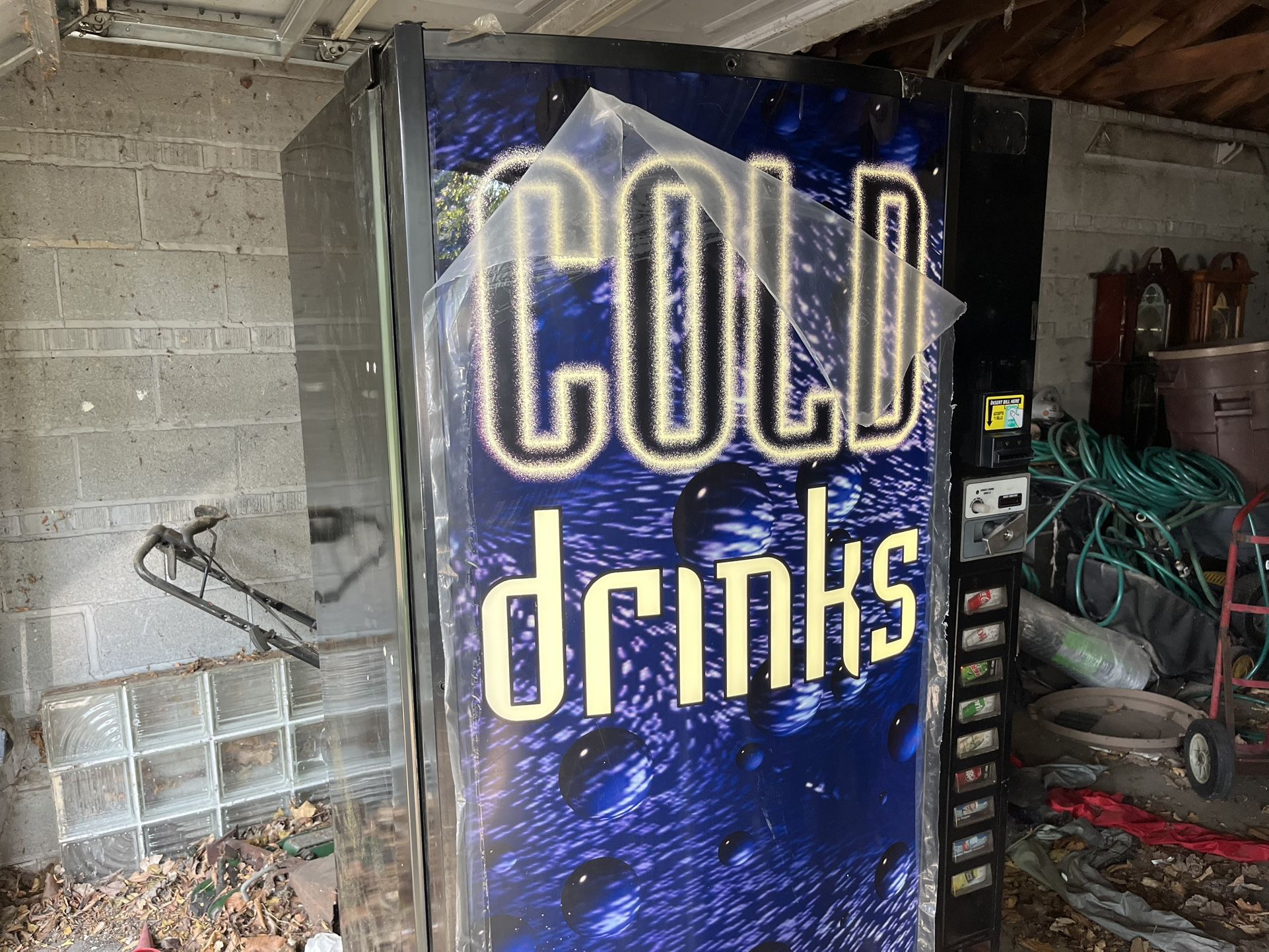 Dixie Narco 9 Column 600E Vending Machine
