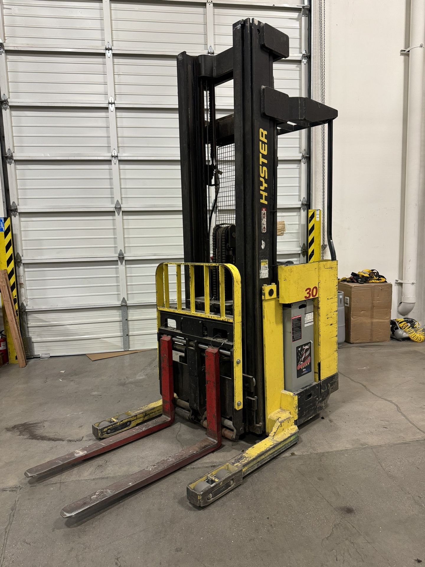 Hyster N30FR Electric Reach Forklift w/ Charger