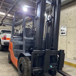 2020 TOYOTA M8 forklift PNEUMATIC TIRES for 