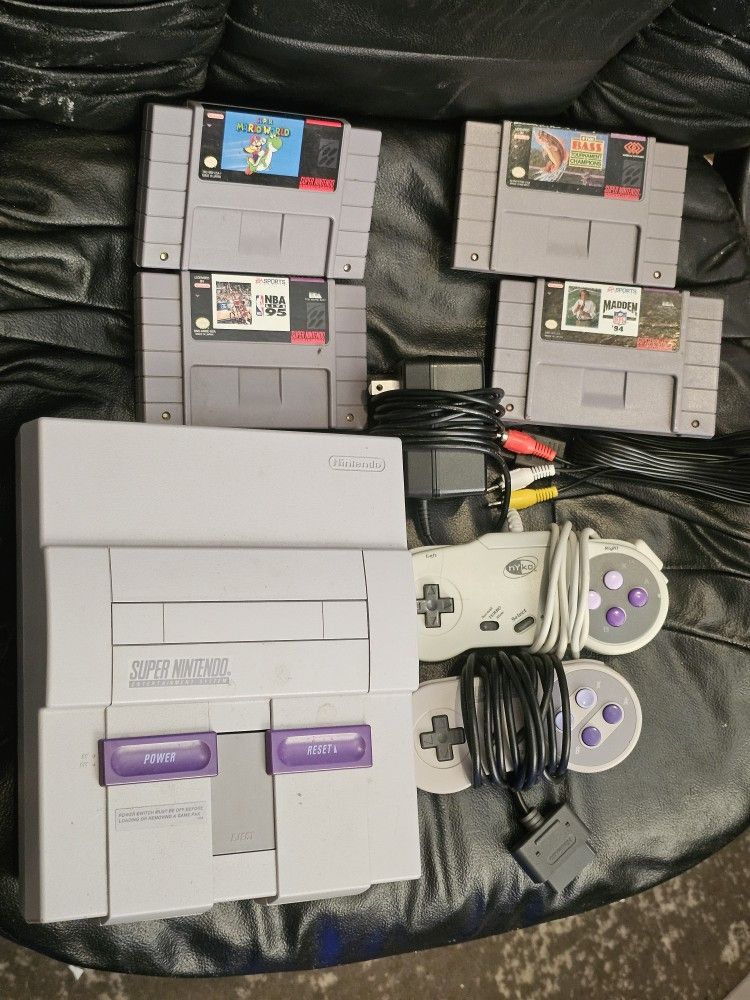 Super Nintendo Console Bundle! 4 games & 2 Controllers! SNES! Super Mario World!