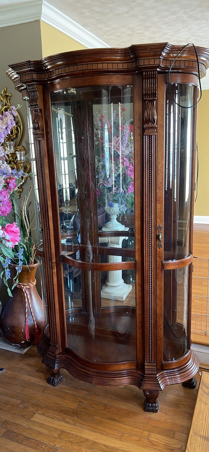 Large Lighted Pulaski curio cabinet!