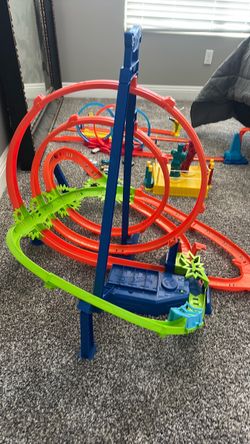 Hot Wheels Track & Car Lot – Loops, Launchers, Tracks & More