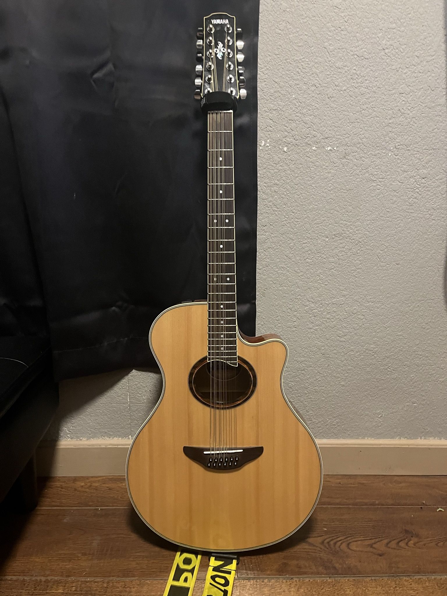 Yamaha APX700II- 12
